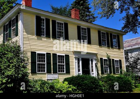 Fitzwilliam, New Hampshire - 11. Juli 2013: Häuser aus dem 18. Jahrhundert hölzerne kolonialen Hause mit zwei Schornsteinen die Uhren auf den gemeinsamen shop Stockfoto