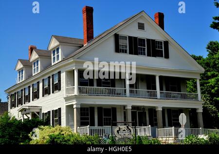 Fitzwilliam, New Hampshire - 11. Juli 2013: Die kolonialen 18. Jahrhundert überblickt Fitzwilliam Inn mit doppelten Veranden dem Dorfplatz Stockfoto