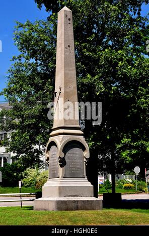 Fitzwilliam, New Hampshire - 11. Juli 2013: American Civil War Memorial Obelisk auf dem Dorfplatz mit Namen von gefallenen Soldaten eingraviert Stockfoto