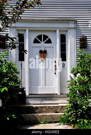 Fitzwilliam, New Hampshire - 11. Juli 2013: gut aussehend 18. Jahrhundert kolonialen Tür mit frühen amerikanischen Flagge Klopfer und Ventilator Holzfenster Stockfoto