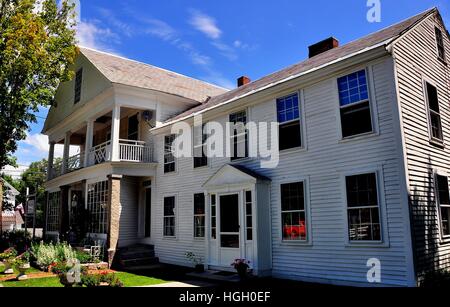 Fitzwi, Liam, New-Hampshire - 11. Juli 2013: Anfang des 19. Jahrhunderts weiße Schindeln nach Hause und neben Antiquitäten Shop auf dem Dorfplatz * Stockfoto