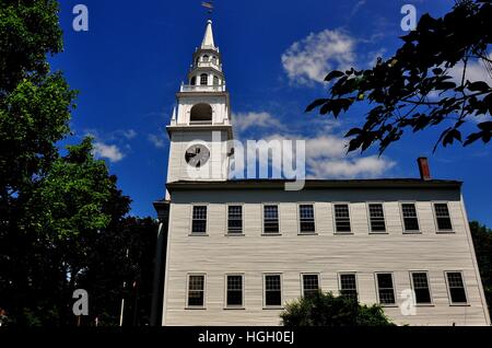 Fitzwilliam, New Hampshire - Juli 11, 2013:1775 Original Gemeindehaus Kirche mit mehrstufigen Kirchturm-Clocktower * Stockfoto