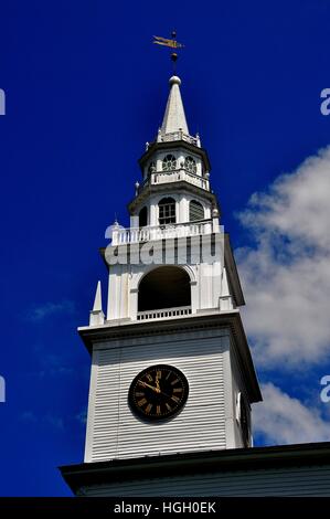 Fitzwilliam, New Hampshire - Juli 11, 2013:1775 Original Gemeindehaus Kirche mit mehrstufigen Kirchturm-Clocktower. Oculi Fenster, Balkone Stockfoto