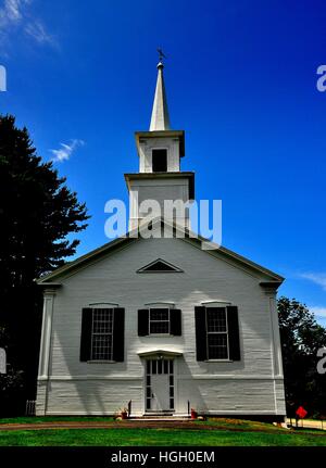 Fitzwilliam, New Hampshire - 11. Juli 2013: eine einfache Holzrahmen Kolonialzeit Kirche mit einfachen Turm am nördlichen Ende auf den Dorfplatz * Stockfoto