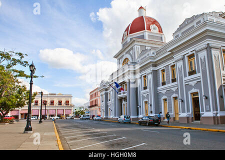 Cienfuegos, Kuba - 17. Dezember 2016: Rathaus in Jose Marti Park, dem UNESCO-Welterbe Hauptplatz von Cienfuegos, Kuba Stockfoto