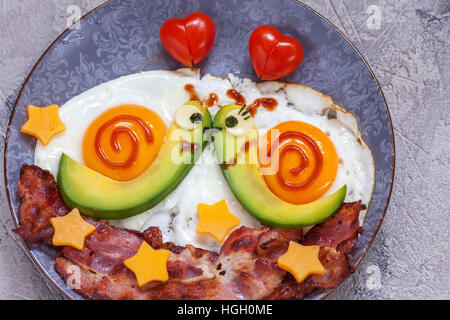 Lustig Essen. Schnecken-Frühstück für den Valentinstag Stockfoto