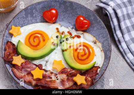 Lustig Essen. Schnecken-Frühstück für den Valentinstag Stockfoto