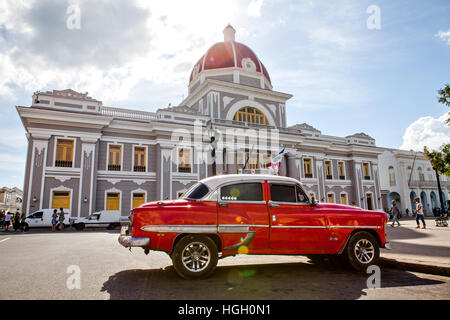 Cienfuegos, Kuba - 17. Dezember 2016: Rathaus in Jose Marti Park, dem UNESCO-Welterbe Hauptplatz von Cienfuegos, Kuba Stockfoto