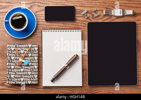 Tablett, Kaffee und Notizblock. Stockfoto