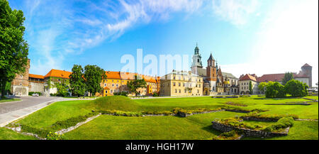 Malerischen Panoramablick auf Wawel Königsschloss Komplex in Krakau, Polen. Es ist der am meisten historisch und kulturell wichtigen Ort in Polen Stockfoto