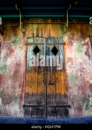 New Orleans LA USA - Sept. 13, 2016 - ist dies eine alte Verschluss eines Altbaus im French Quarter in New Orleans.  Es hatte wunderschöne Farben und text Stockfoto