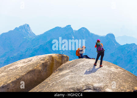 Zwei koreanische Frauen tragen volle bunte Wanderbekleidung posiert für Fotos bei Baegundae, Berg Bukhansan Berg an einem sonnigen Tag Stockfoto