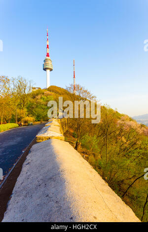 Hügellandschaft der N Seoul Tower auf Namsan Berg oben alte Stadtmauer und Fußgänger Gehweg am klaren, blauen Himmel Tag gesehen Stockfoto