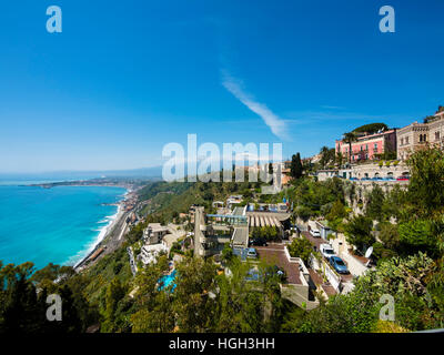Blick auf die Küste von Taormina und den Ätna, Taormina, Sizilien, Italien Stockfoto