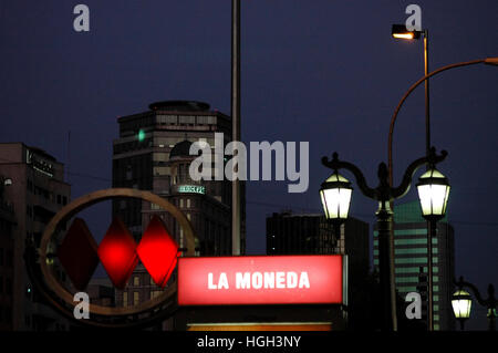 Zeichen der Metro-station La Moneda, Santiago de Chile, Chile, Südamerika Stockfoto