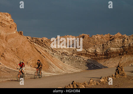Zwei Menschen auf Fahrrädern, Valle De La Luna (Mondtal), San Pedro, Atacama Wüste, Chile, Südamerika Stockfoto