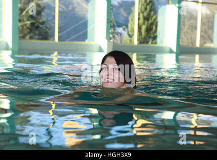 Junge Frau im Hallenbad schwimmen Stockfoto