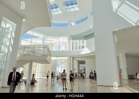 Besucher im Saal des J. Paul Getty Museum, Getty, Los Angeles, Kalifornien, USA Stockfoto