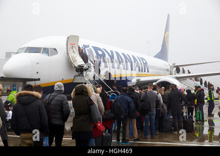 Passagiere, die Boeing Flugzeug bei schlechtem Wetter, Ryanair, Flughafen Frankfurt-Hahn, Frankfurt, Rheinland-Pfalz, Deutschland Stockfoto