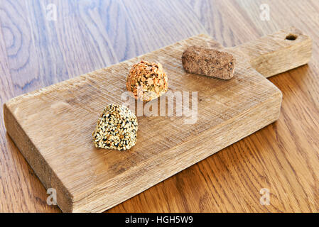 Pralinen in der Panade auf eine dekorative Schneidebrett Stockfoto