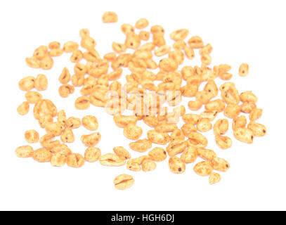 Körner von Popcorn isoliert auf weißem Hintergrund