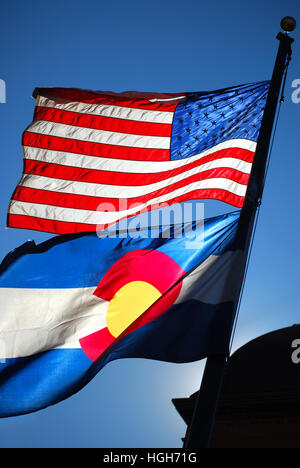 USA und Colorado State Flags fliegen im Wind. Stockfoto