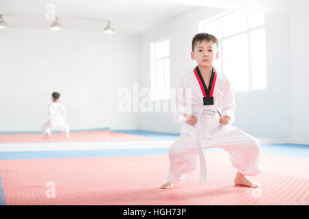 Süsser Boy üben Tae Kwon Do Stockfoto