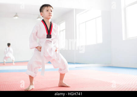 Süsser Boy üben Tae Kwon Do Stockfoto