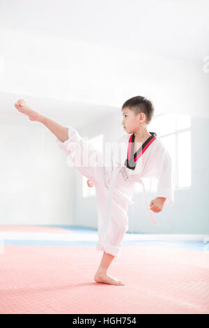 Süsser Boy üben Tae Kwon Do Stockfoto