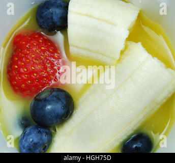 Mischen einen Frucht-Smoothie zum Frühstück mit Banane, Blaubeere und Erdbeere. Stockfoto