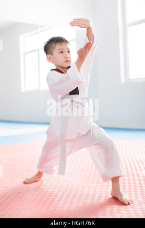 Süsser Boy üben Tae Kwon Do Stockfoto