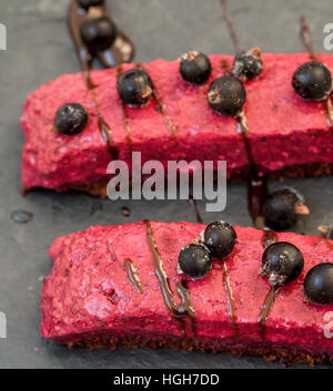 Rohe Schokolade Beere Torte mit Beeren und Schokolade Sirup und Johannisbeere.  Liebe für eine gesunde Rohkost-Konzept. Stockfoto