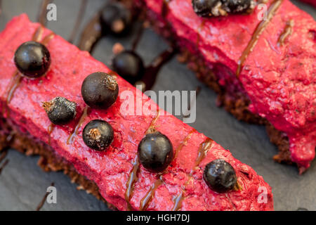 Rohe Schokolade Beere Torte mit Beeren und Schokolade Sirup und Johannisbeere.  Liebe für eine gesunde Rohkost-Konzept. Stockfoto