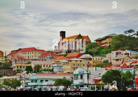 Blick auf die bunten Häuser in Port St. George's, der Hauptstadt des jeweiligen Karibikinsel Grenada Stockfoto