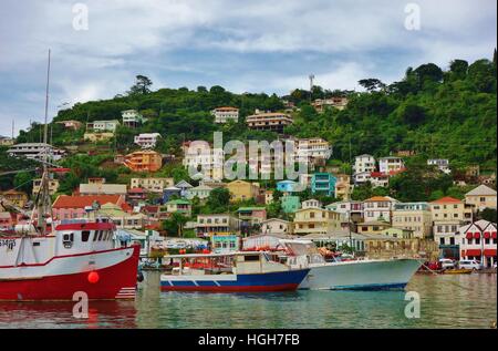 Blick auf die bunten Häuser in Port St. George's, der Hauptstadt des jeweiligen Karibikinsel Grenada Stockfoto
