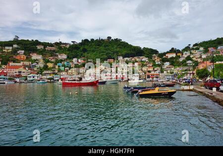 Blick auf die bunten Häuser in Port St. George's, der Hauptstadt des jeweiligen Karibikinsel Grenada Stockfoto