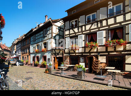 Straße mit historischen Fachwerkhäusern im Viertel Petite France in Straßburg, Frankreich Stockfoto