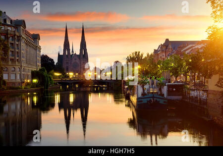 Reformierte Kirche von Str. Paul in Straßburg bei Sonnenaufgang, Frankreich Stockfoto