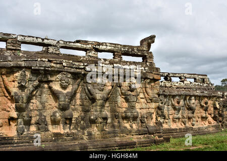 Terrasse der Elefanten 300 Meter langen Terrasse Wand verziert mit geschnitzten Elefanten und Garudas überspannt die Vorderseite des Baphuon, Phimeanakas und dem königlichen Palast im Herzen von Angkor Thom (Angkor Komplex verschiedene archäologische Hauptstädte Khmer Reich 9-15. Jahrhundert Angkor Kambodscha) Stockfoto