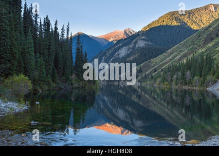 Kolsai See und Reflexionen in Kasachstan Stockfoto