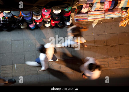 Sukhumvit Rd Pflaster mit Ständen in der Nacht in Bangkok - Thailand Stockfoto