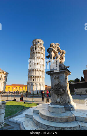 Der schiefe Turm von Pisa und der Brunnen mit Engel auf Piazza dei Miracoli in der Toskana Stockfoto