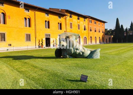 Pisa der gefallene Engel Statue von Igor Mitoraj Stockfoto