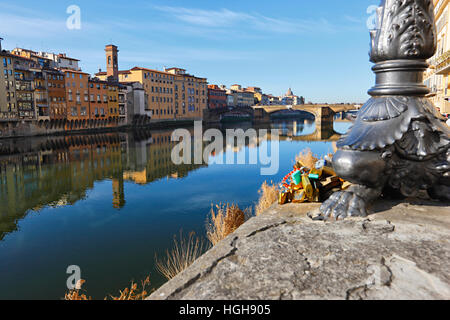 Laternenpfahl Basis und Brücken über den Fluss Arno in Florenz, Toskana, Italien Stockfoto