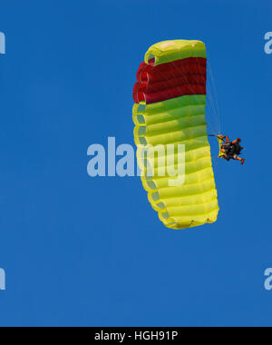 Gelben Fallschirm auf den blauen Himmel Stockfoto