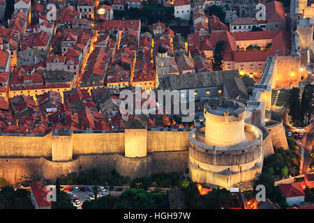 Beleuchtete Dubrovnik Wände abends von oben. Minceta Fort auf der rechten Seite Stockfoto