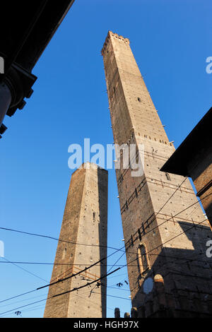 Bologna, Türme Garisenda und Asinelli Stockfoto