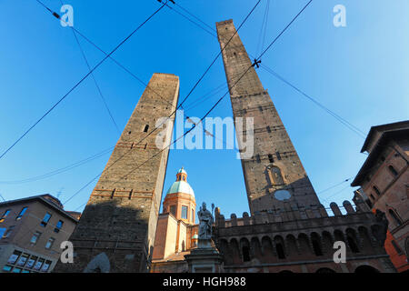 Bologna, Türme Garisenda und Asinelli Stockfoto