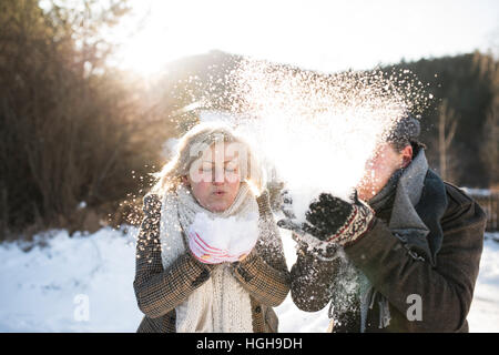 Schönes älteres paar Schneetreiben im sonnigen Winter Natur Stockfoto