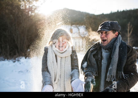 Schönes älteres paar Schneetreiben im sonnigen Winter Natur Stockfoto